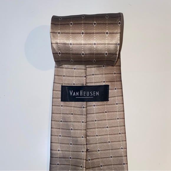 VAN HEUSEN Men’s Necktie with Beige Checked Design 100% Silk Made in USA. - Picture 2 of 4